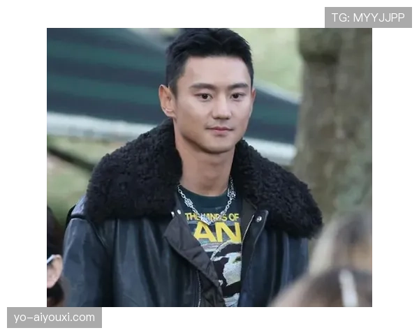 宁泽涛路边吃盒饭，旁边赫然摆着至少三只名牌箱子——生活像两个人